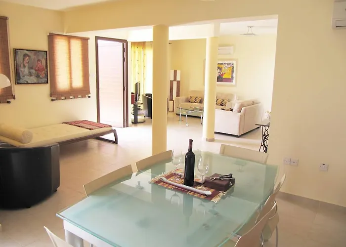 Chara Cynthiana Paralimni